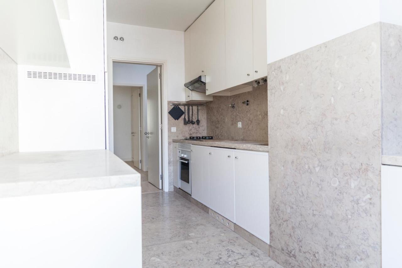 Classy 2Bdr Apartment In Downtown By Lovelystay 리스본 외부 사진